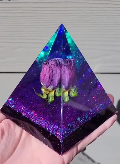 How to Cast a Dried Flower in an epoxy resin Pyramid – The Epoxy